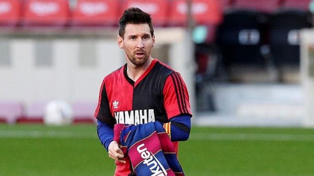 ম্যারাডোনাকে শ্রদ্ধা জানিয়ে জরিমানা গুনছেন মেসি