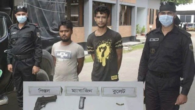 নারীকে বিবস্ত্র করে নির্যাতনের ভিডিও ফেসবুকে: প্রধান আসামিকে থানায় হস্তান্তর