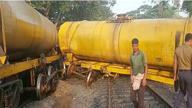 ২ মালবাহী ট্রেনের সংঘর্ষে রেলযোগাযোগ বন্ধ