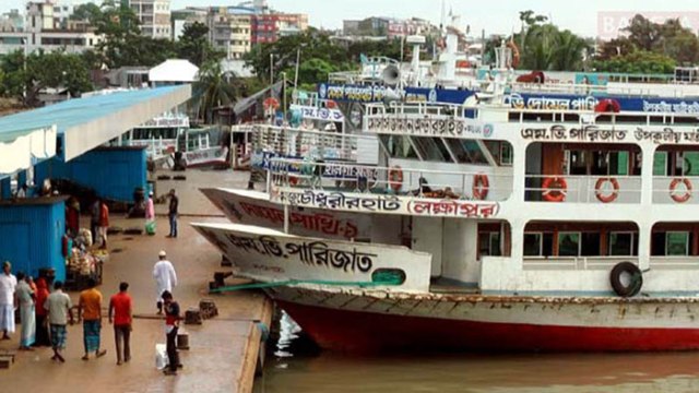 ১১ দাবিতে নৌযান শ্রমিকদের ধর্মঘট চলছে