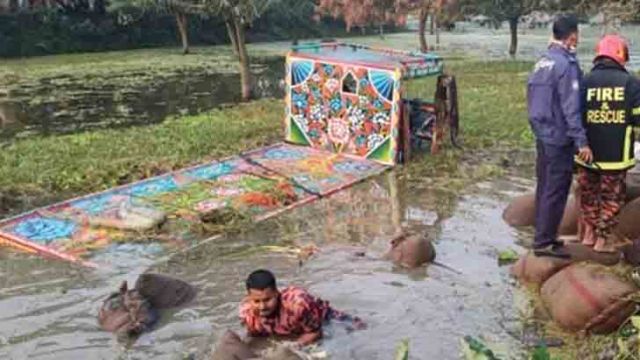 ধানের ট্রলি উল্টে খাদে পড়ে ৭ শ্রমিক নিহত