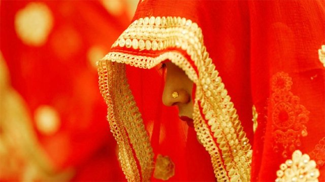 টয়লেটের কথা বলে প্রেমিকের হাত ধরে নববধূ উধাও