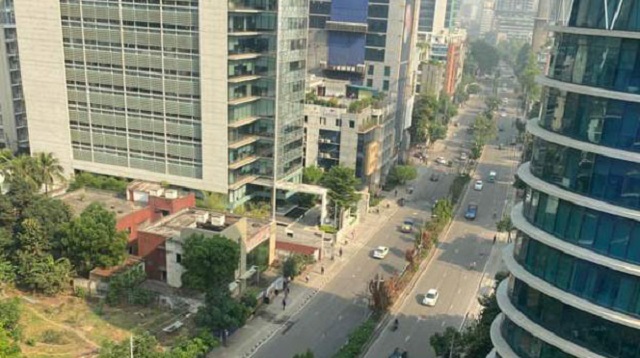 লকডাউন, তবুও রাজধানীর পথে পথে মানুষের ভোগান্তি