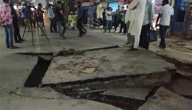 বিস্ফোরণে উড়ে গেল সড়কের ঢাকনা