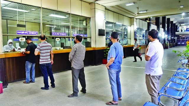 ব্যাংকে লেনদেন চলবে দুপুর ১টা পর্যন্ত