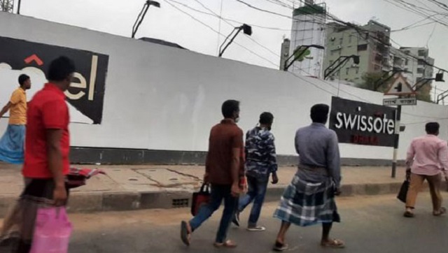 লকডাউনের দ্বিতীয় দিন: ঢাকার রাস্তায় বেড়েছে লোক চলাচল