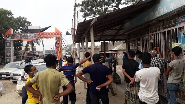 ‘কঠোর লকডাউনে’ দৌলতদিয়ায় ফেরি পারের অপেক্ষায় যাত্রী ও চালকরা