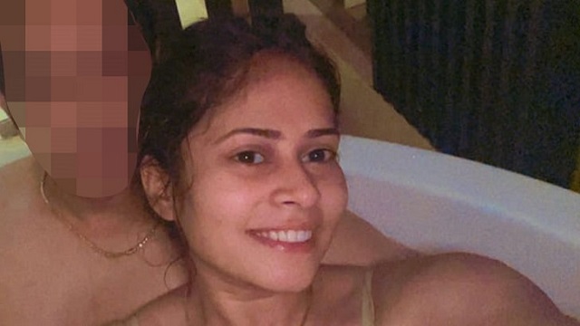 গলায় ফাঁস নিলেন স্বামী, ছবি তুললেন স্ত্রী