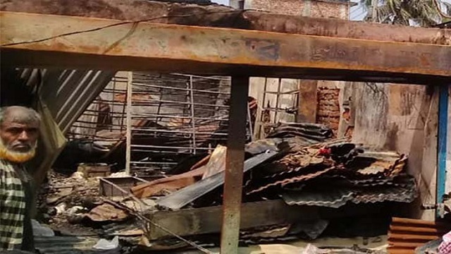 ফেনীতে ১৯ দোকান পুড়ে ছাই, দগ্ধ ৫