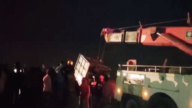 ফেরিতে উঠতে গিয়ে ট্রাক পদ্মায়, চালক নিহত