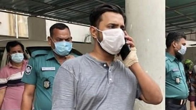 প্রাইভেটকারে নারীর লাশ, পুলিশ হেফাজতে স্বামী