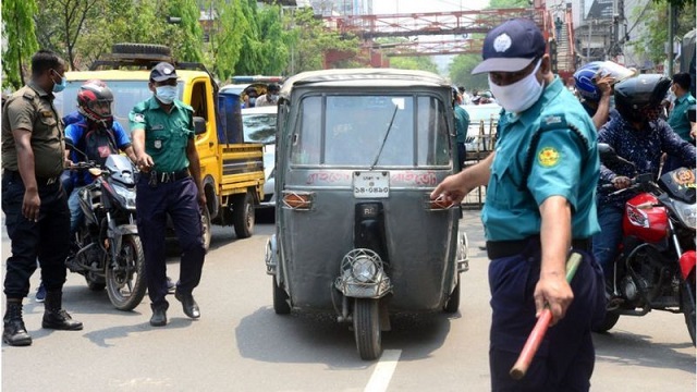সর্বাত্মক লকডাউন : কঠোর অবস্থানে পুলিশ