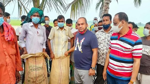 ঘিওরে অগ্নিকাণ্ডে ক্ষতিগ্রস্তদের আর্থিক সহায়তা এমপি দুর্জয়ের