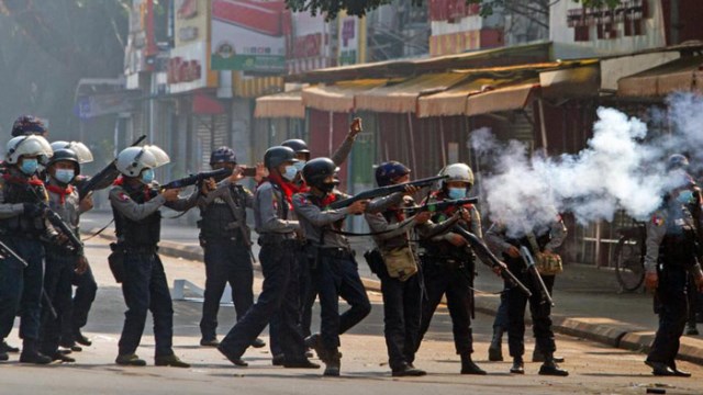 মিয়ানমারে বিক্ষোভ, পুলিশের গুলিতে নিহত ১৮