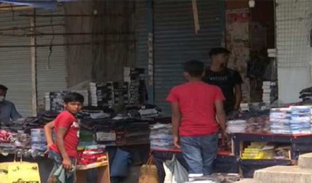 লকডাউনে নিউমার্কেটের সামনে খুলেছে অস্থায়ী দোকান