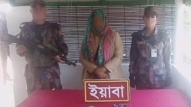 আ'লীগ নেত্রীর ভ্যানিটি ব্যাগে ১৩০ পিস ইয়াবা