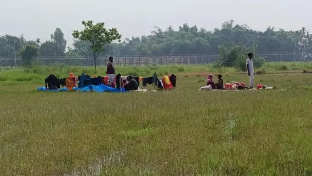 রোদ-বৃষ্টি আর অনিশ্চয়তার ৫৪ ঘণ্টা, নারী-শিশুসহ শূন্যরেখা দাঁড়িয়ে ১০ জন