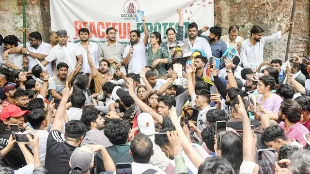 ‘আরশোলারা ভয় পায় না, লড়াই চলবেই’, ককরোচের বিক্ষোভে উত্তাল দিল্লি