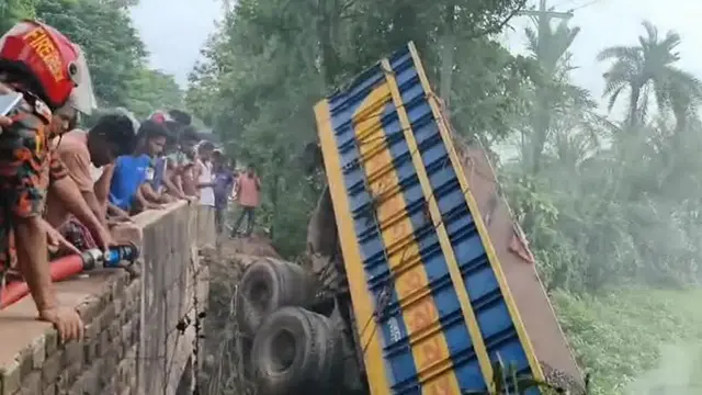 কুষ্টিয়ায় পাথরবোঝাই ট্রাক উল্টে ড্রাইভার ও সহকারী নিহত