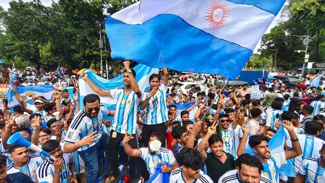 টিএসসি-রাজু ভাস্কর্য এলাকায় ‘মেসি মেসি’ স্লোগানে মেতেছেন ভক্তরা
