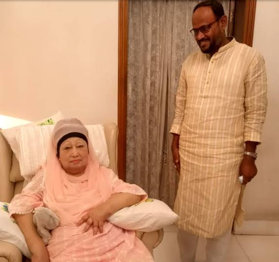 খালেদা জিয়াকে আমন্ত্রণ পত্র পৌঁছে দিলেন টুকু