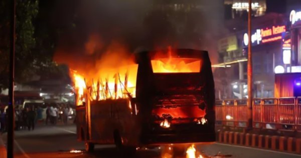 রাজধানীতে গভীর রাতে যানবাহনে আগুন দেওয়ার হিড়িক