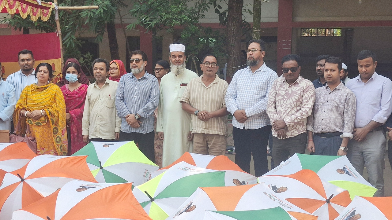 টাঙ্গাইলে শিক্ষকদের ছাতা উপহার দিলেন টুকু