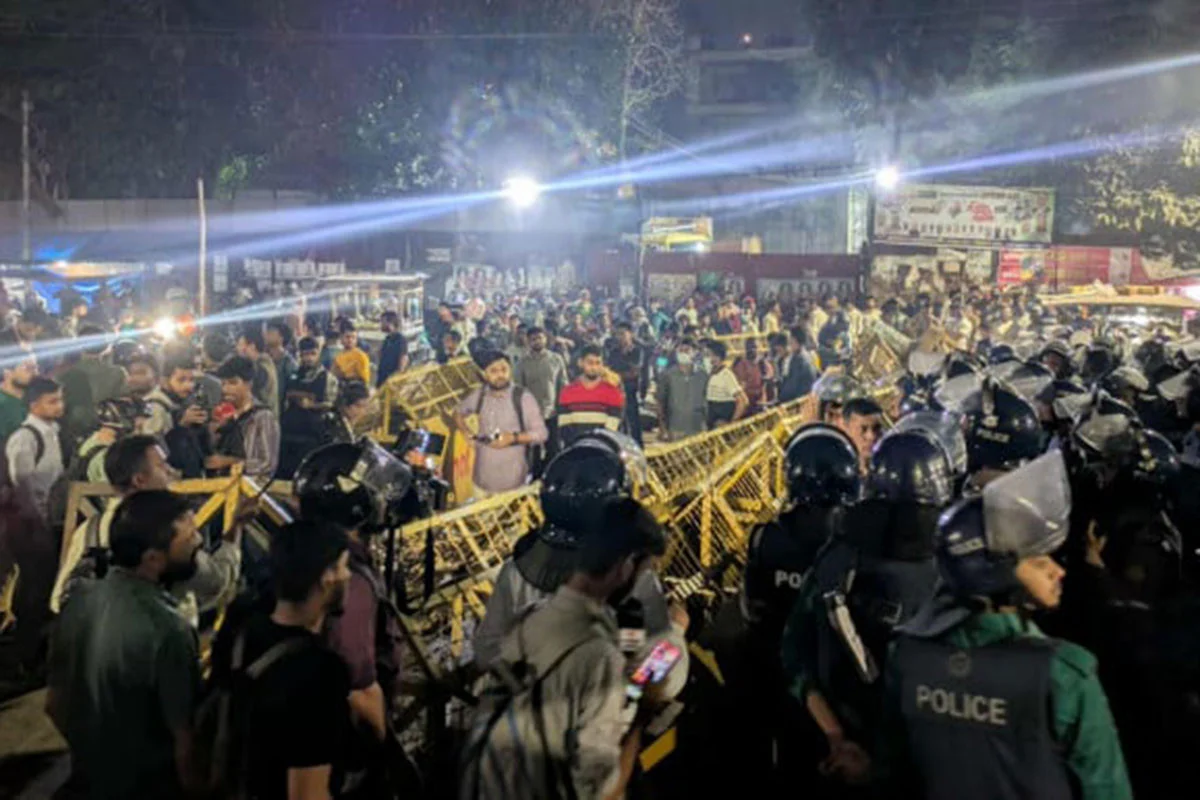 ধাওয়া-পাল্টা ধাওয়ায় রণক্ষেত্র শাহবাগ, আহত ৫