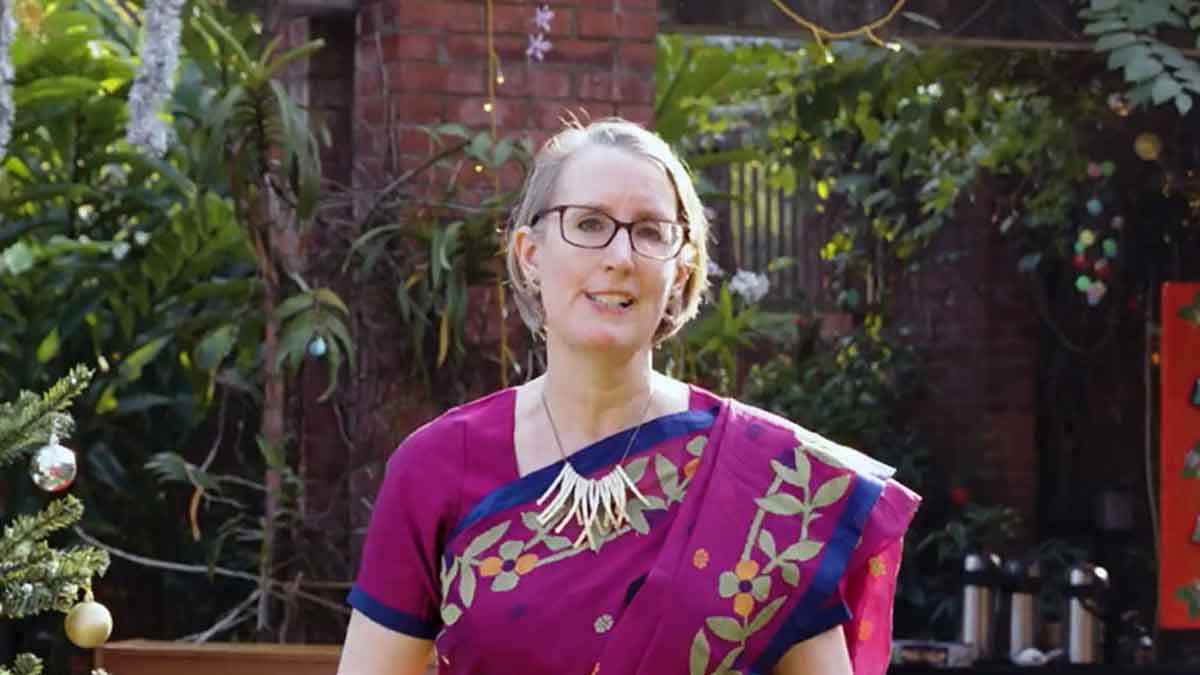 টাঙ্গাইলের ঐতিহ্যবাহী শাড়ি পরে সারাহ কুকের বড়দিন উদযাপন