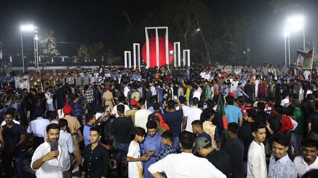 ফুলেল শ্রদ্ধায় সিক্ত কেন্দ্রীয় শহীদ মিনার