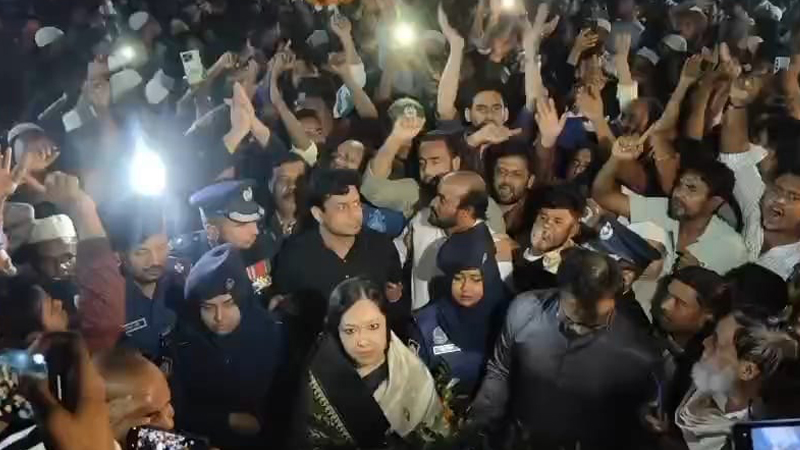 বিএনপি নেতাকর্মীদের বাধায় শ্রদ্ধা জানাতে পারলেন না ব্যারিস্টার রুমিন
