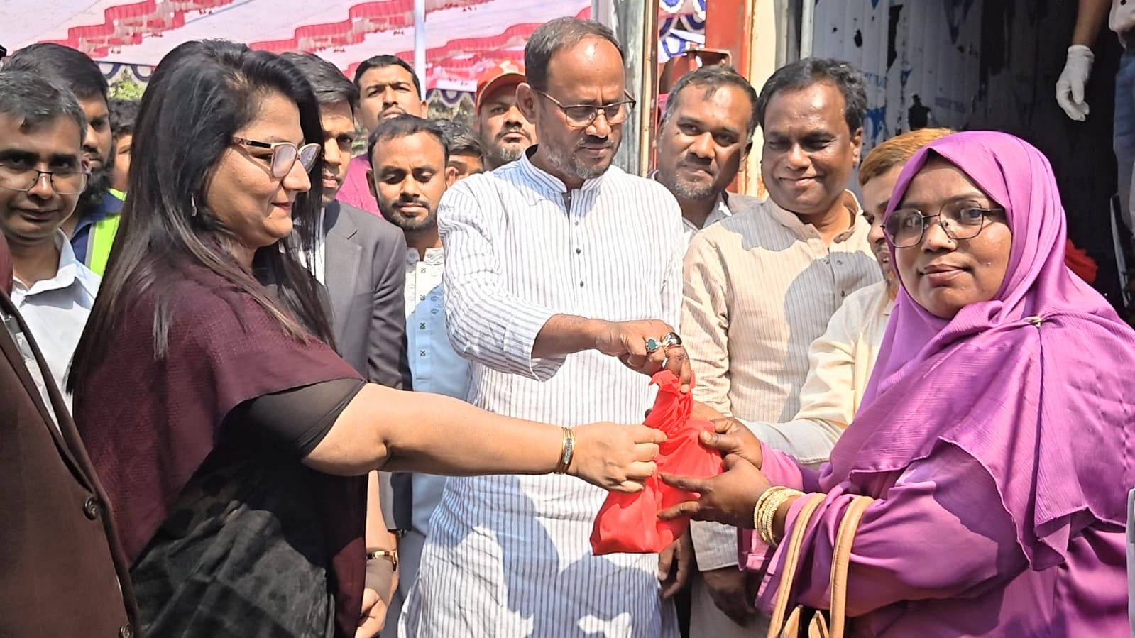 বাজার নিয়ন্ত্রণে জেলা পর্যায়ে ন্যায্যমূল্যে দুধ-ডিম-মাংস বিক্রি শুরু