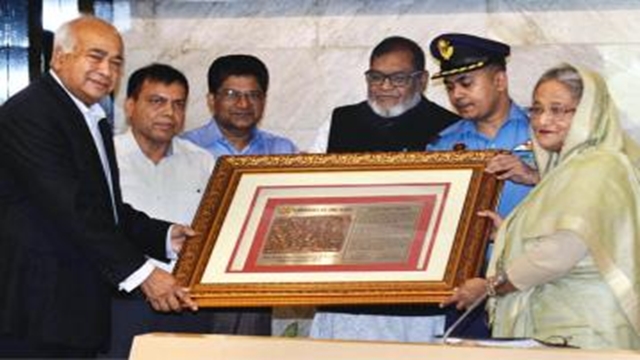 PM receives Indian Eastern Command memento on Pak surrender in 1971