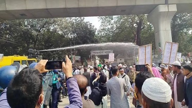 ইবতেদায়ি শিক্ষকদের ওপর জলকামান, সাউন্ড গ্রেনেড! আহত ৪৩