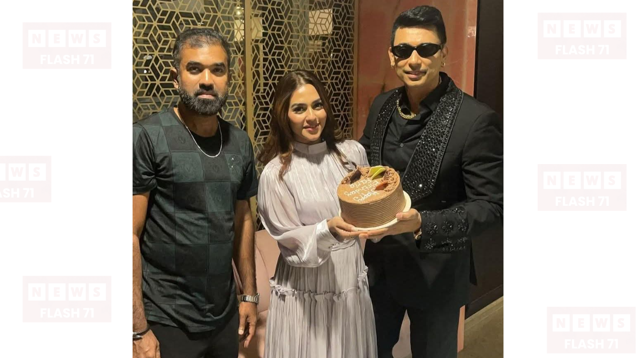 জায়েদ খানের সঙ্গে জন্মদিনের কেক কাটলেন নুসরাত ফারিয়া