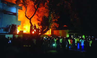 চট্টগ্রামের প্রবর্তক এলাকায় বহুতল ভবনে আগুন, ফায়ার সার্ভিসের ৪ ইউনিটের প্রচেষ্টায় নিয়ন্ত্রণে