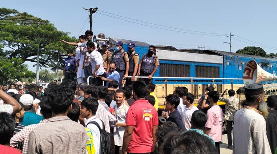 ভৈরবকে ৬৫তম জেলা ঘোষণার দাবিতে ট্রেন থামিয়ে রেলপথ অবরোধ