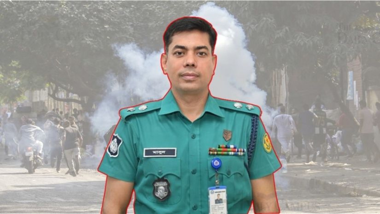 ডিসি মাসুদের শাস্তি দাবিতে শাহবাগ থানার সামনে শিক্ষার্থী কর্মসূচি