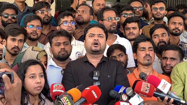 রাকসু নির্বাচনে শিক্ষার্থীদের ভোটার করার দাবিতে বিক্ষোভ