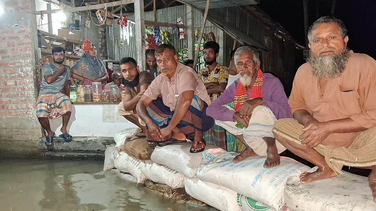 আতঙ্কে নির্ঘুম রাত কাটালেন নদীপাড়ের মানুষ