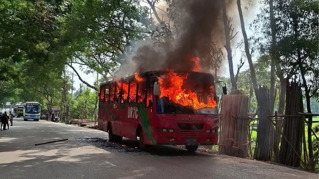 ঢাকা-বরিশাল মহাসড়কে চলন্ত বিআরটিসি বাসে আগুন
