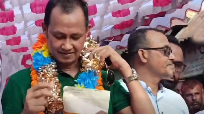 সুনামগঞ্জে সমাবেশ মঞ্চে বিএনপি নেতাকে ১০ লাখ টাকার চেক উপহার