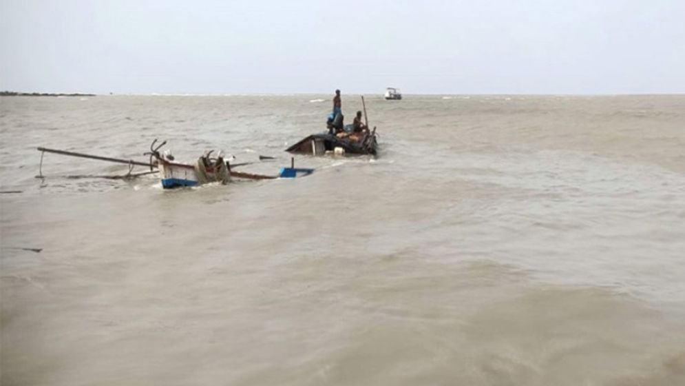 মেঘনা নদীতে ট্রলার ডুবির ঘটনায় চারজন নিখোঁজ