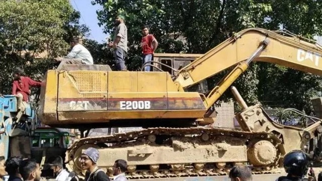 ধানমন্ডি ৩২ গুঁড়িয়ে হবে খেলার মাঠ: বুলডোজার নিয়ে আন্দোলন