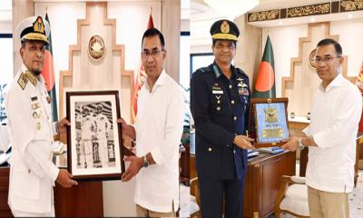 প্রধানমন্ত্রী প্রথম অফিস ও নৌ-বিমান বাহিনী প্রধানদের সঙ্গে সাক্ষাৎ
