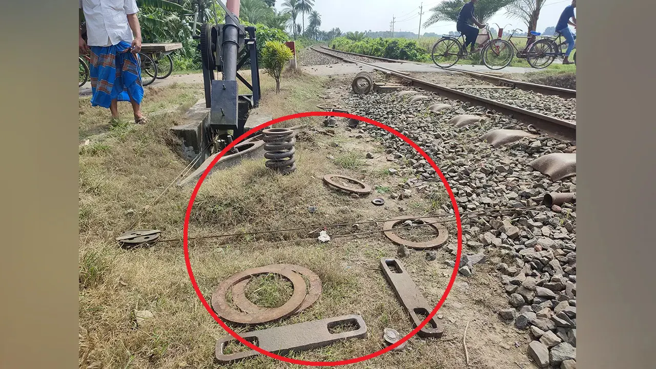 চলন্ত ট্রেনের যন্ত্রাংশ ভেঙে পড়লে আহত কয়েকজন
