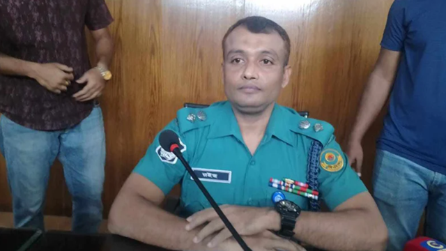 পূজা উদযাপন পরিষদের এক কর্মকর্তার আমন্ত্রণে করেছিল শিল্পীদের