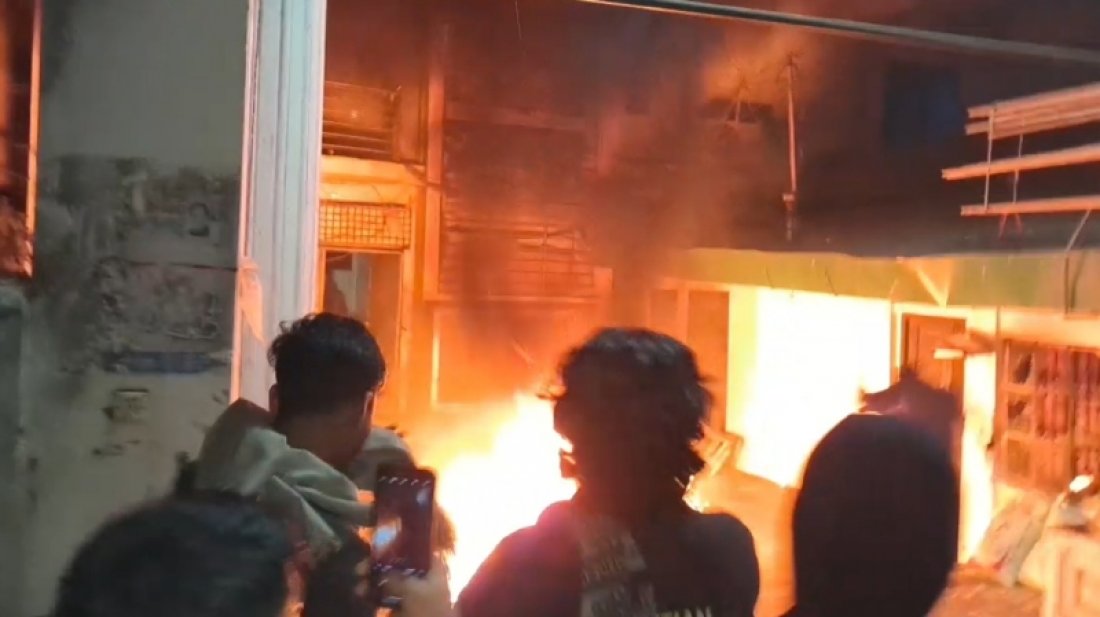 শরীফ ওসমান হাদির মৃত্যুর প্রতিবাদে চট্টগ্রামে সড়ক অবরোধ, নওফেলের বাসভবনে হামলা-অগ্নিসংযোগ