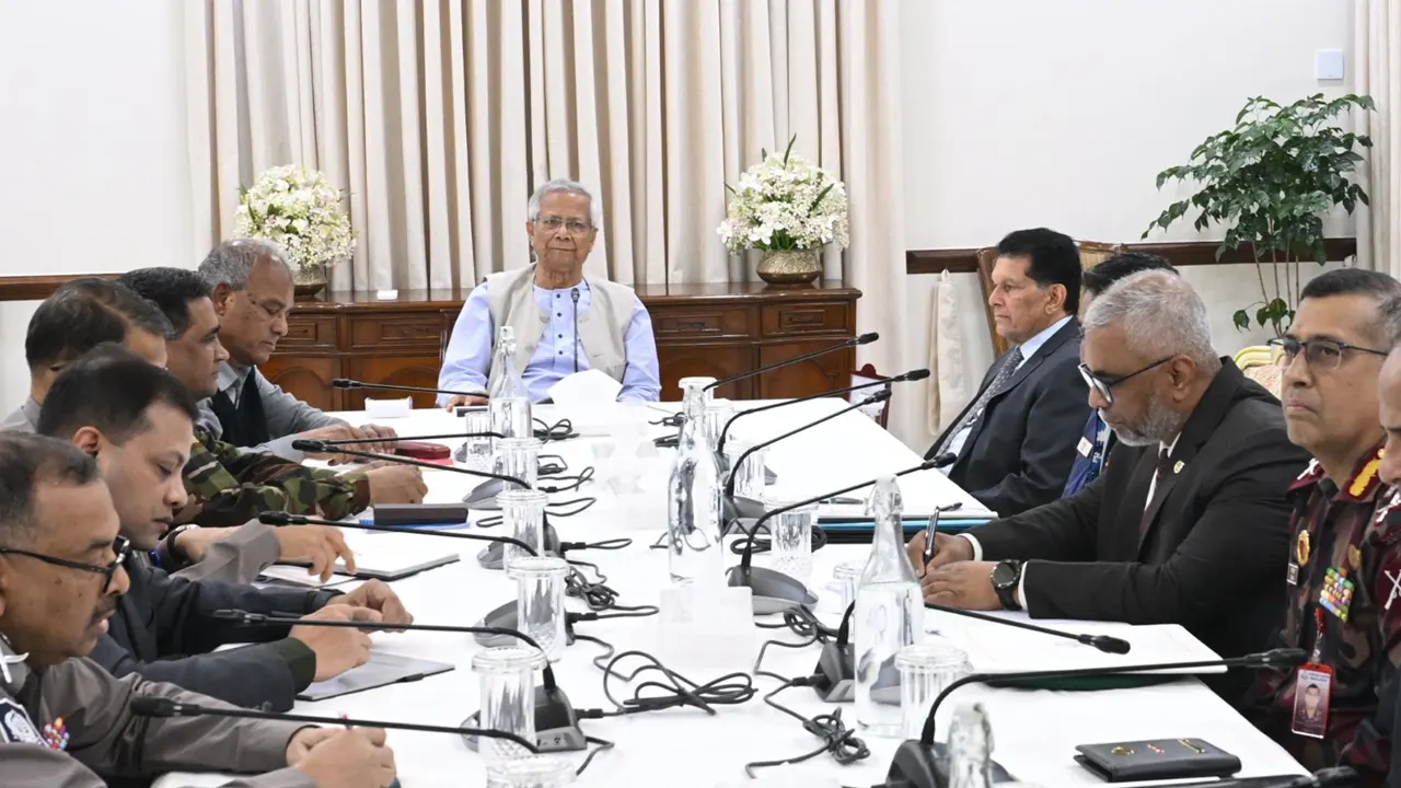 আইনশৃঙ্খলা পরিস্থিতি পর্যালোচনায় যমুনায় উচ্চপর্যায়ের বৈঠক, দ্রুত গ্রেফতারের নির্দেশ প্রধান উপদেষ্টার