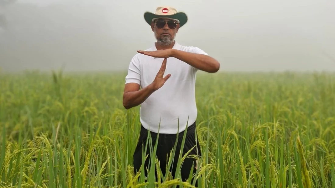 ধানক্ষেতে দাঁড়িয়ে অভিনব প্রতিবাদ ফেনী বিএনপি নেতার